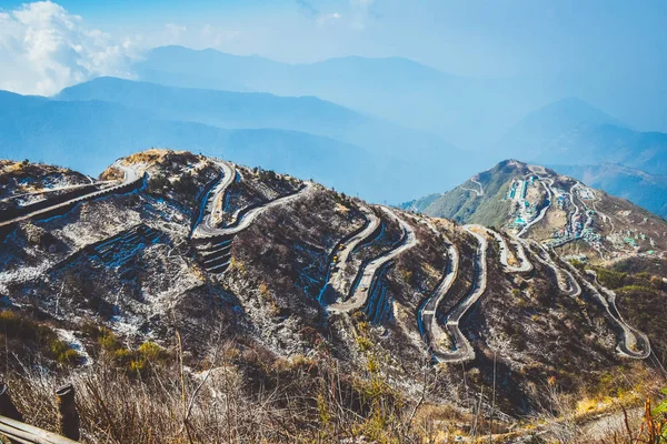 Zuluk tepesi Thambi Manzara Noktası 'ndan İpek Yolu' nun geçiş noktası. Yol 32 viraj yapıyor. Sikkim 'de Himalaya' nın engebeli arazisinde. Tibet 'ten Hindistan' a Tarihi İpek Yolu.