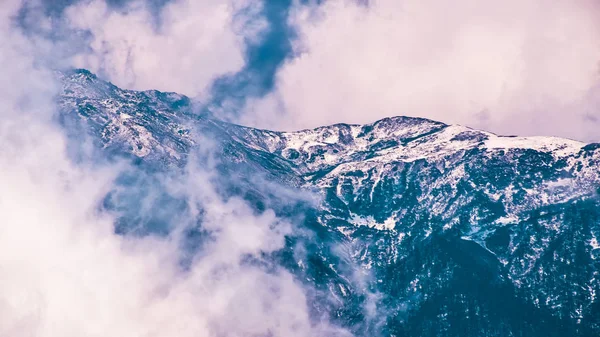 Kanczendzongę Górskich Rozproszone Grube Chmury Góry Piękny Krajobraz Tła Fotografii — Zdjęcie stockowe