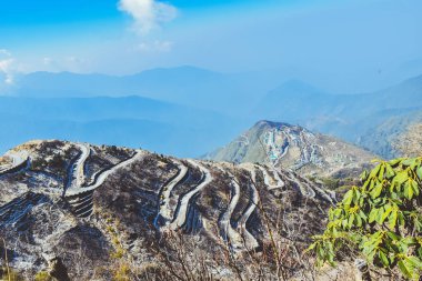 Doğu Sikkim, Zuluk ya da Dzuluk 'taki Himalayalar' ın engebeli arazisi Thambi Manzara Noktası 'ndan. 32 virajlı viraj virajı. Tibet 'ten Hindistan' a tarihi İpek Yolu. Doğu Sikkim 'de güzergah dışı