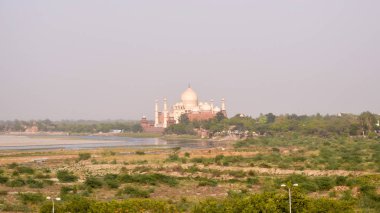 Güney Bankası Yamuna Nehri ve uzak Taj Mahal akşam ışık. Taç saraylar, 