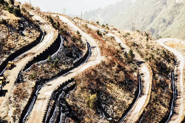 祖鲁克山顶是丝绸之路的中转站 这条路有32个发夹转弯 位于锡金喜马拉雅山下游崎岖的地形上 从西藏到印度的历史性丝绸之路和令人欣喜的目的地 — 图库照片