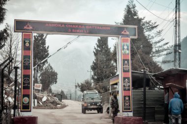 Pulwama, Jammu Srinagar Ulusal Otoyol, Hindistan 14 Şubat 2019: araç kaynaklı intihar bombacısı tarafından Pakistan İslamcı Militan Osman-e-Muhammed tarafından saldırıya sonra Hint yazı. Adil Ahmad Dar, Keşmir yerel adlı militan grup terörist identif olduğunu