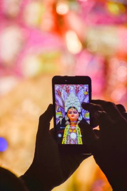 Durga puja festivali sırasında Durga Idol 'un cep telefonuyla çekilmiş fotoğrafı Kolkata' da.