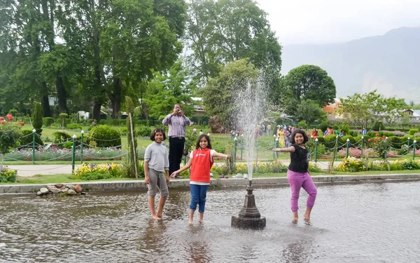 Shalimar Bagh Mughal Garden January 2019 Kids Enjoing Water Show — Stock Photo, Image