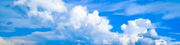 Fondo Cielo Azul Con Pequeñas Nubes Blancas Calcuta Panorama Foto — Foto de Stock