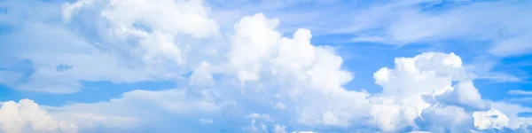 Hermosas Nubes Blancas Voladoras Suaves Contra Cielo Azul Kolkata Una — Foto de Stock