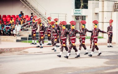 Petrapole-Benapole, Bangaon, Batı Bengal, 5 Ocak 2019: Ortak İnziva Töreni, askeri geçit töreni, Hindistan Güvenlik Kuvvetleri askerleri BSF ve Bangladeş sınır muhafızları arasındaki Wagah Sınırı ile aynı.