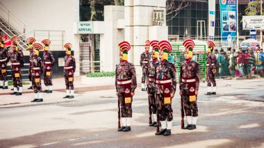 Petrapole-Benapole, Bangaon, Batı Bengal, 5 Ocak 2019: Ortak İnziva Töreni, askeri geçit töreni, Hindistan Güvenlik Kuvvetleri askerleri BSF ve Bangladeş sınır muhafızları arasındaki Wagah Sınırı ile aynı.