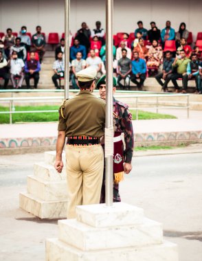 Petrapole-Benapole, Bangaon, Batı Bengal, 5 Ocak 2019: Ortak İnziva Töreni, askeri geçit töreni, Hindistan Güvenlik Kuvvetleri askerleri BSF ve Bangladeş sınır muhafızları arasındaki Wagah Sınırı ile aynı.