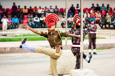 Petrapole-Benapole, Bangaon, Batı Bengal, 5 Ocak 2019: Ortak İnziva Töreni, askeri geçit töreni, Hindistan Güvenlik Kuvvetleri askerleri BSF ve Bangladeş sınır muhafızları arasındaki Wagah Sınırı ile aynı.