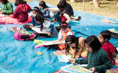 Kolkata, Hindistan, 10 Mart 2019: Okullar arası öğrenciler bahar festivali vesilesiyle bir araya gelip yarışma düzenliyorlar. Çocuklara doğa ile ilgili bir görev verildi ve tema olarak da....