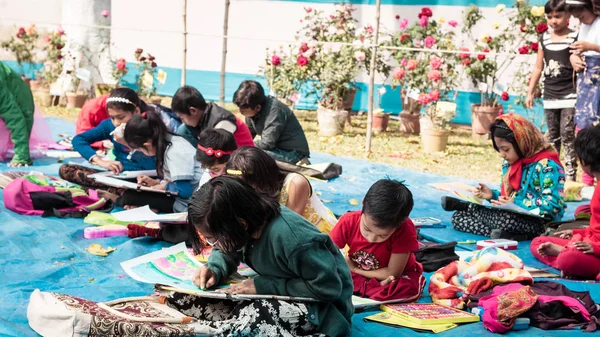 Kolkata, India, 10 de marzo de 2019: Estudiantes interescolares en un concurso de sentados y sorteos con motivo del festival de primavera. A los niños se les dio la tarea de la naturaleza y sus elementos como tema . — Foto de Stock