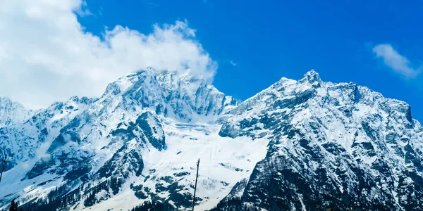 Szerokim, panoramicznym widokiem na szczyt góry pokryte śniegiem i błękitne niebo z chmurami w dolinie Baisaran (Mini Szwajcaria), Pahalgam, Kaszmir, Indie — Zdjęcie stockowe