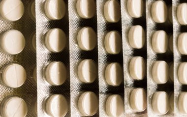 Kabarcıklara, yuvarlak şekilli ilaç tabletlerine ya da antibiyotik haplara doldurulmuş bir yığın kapsül. Tıbbi eczane teması. Kopyalama alanı ile kapat.