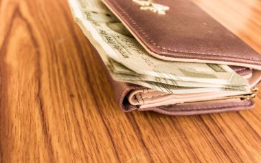 Ahşap bir masada kahverengi cüzdan deri çanta içinde Hint 500 rupisi nakit para. İş ekonomisi konsepti. Resmin sol tarafında metin için boşluk kopyalama odası olan kenar melek görünümü.