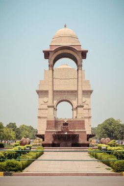 Rajpath, Raisina Hill, Yeni Delhi, Hindistan Ocak 2019 gölgelik 150 metre mesafede belgili tanımlık Hindistan kapı yatıyor. Kırmızı kumtaşı içinde inşa boş gölgelik Britishs geri çekilme Hindistan'dan bir semboldür.