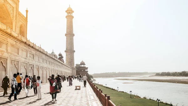 Taj Mahal, Agra, enero 2019: Brillante vista del Taj Mahal y uno de los cuatro pilares (minaretes) de la parte trasera del jardín llamado Mehtab Bagh, al otro lado del río Yamuna durante la puesta del sol. —  Fotos de Stock