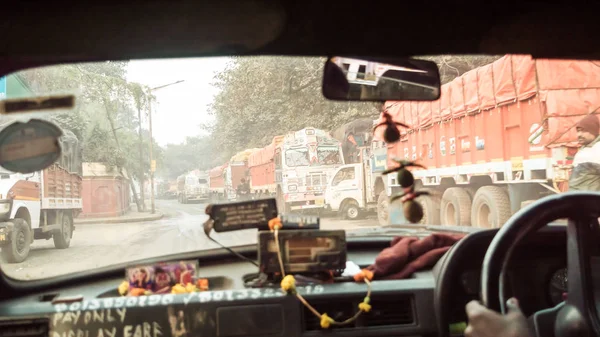 Hide Road, Calcutta, West Bengal, 10 gennaio. 2019: Punto di vista dell'auto al contrario, guida in città. Trasporti fotografia di paesaggio. — Foto Stock