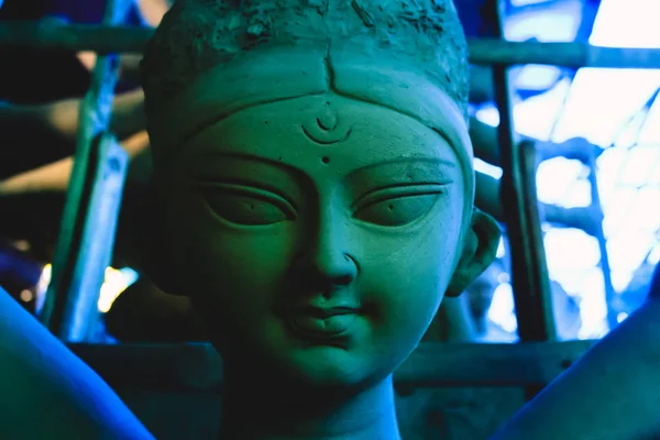 Кумартули, Западная Бенгалия, Индия, 2016: Ручная глиняная модель "Maa Devi Durga" строится в Кумортули, это традиционный гончарный квартал на севере Калькутты и город известен как скульптурная горячая точка — стоковое фото