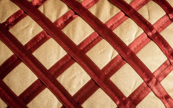 閉じるクロス斜めのパターンを持つ赤い生地のリネン布繊維のシルクやサテン生地の背景の抽象的な任意の機会のため。自然キャンバス。テキスト用のコピースペースルーム付きのスタジオショット. — ストック写真