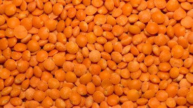 Kırmızı Mung fasulye dokusu, arkaplan deseni. Doğal tahıllar ve tahıllar. Tarım ürünleri konsepti. Kusursuz renksiz tuval. Metin için fotokopi odası ile stüdyo görüntüsü. Üst görünüm.