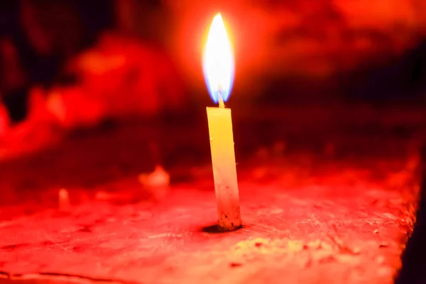 En jul ljus sprider ljus på svart bakgrund i Diwali festival, en traditionell firande av Indien. — Stockfoto