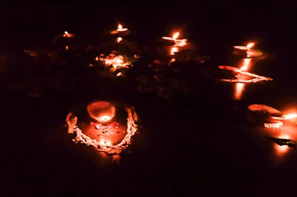 Groep van versierde Diya- Olielamp verlicht in het festivalseizoen van Diwali op zwarte achtergrond. Concept van het verwijderen van duisternis. — Stockfoto