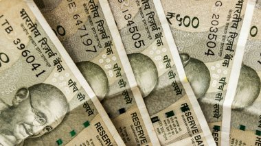 Beş yüz rupi 'lik yeni bir Hint banknotu yığını güzelce yayılmış. Mahatma Gandhi 'nin bir parçası (Hint bağımsızlık hareketi lideri, ulusun babası) yüzü görülebilir. Yaratıcı para dekorasyonu kavramı.