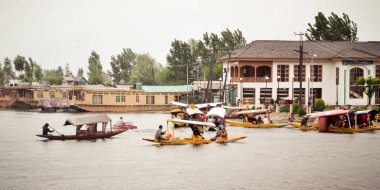 Dal Lake Jammu Keşmir, Hindistan Mayıs 2018 - Dal gölü turizm eğlence merkezi için Srinagar's Jewel olarak adlandırıldı. Bu bir sulak yüzer Babür bahçeleri dört havzaları Gagribal, Lokut Dal, Bod Dal, Nigeen bölmek