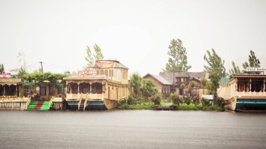 Dal Lake Jammu Keşmir, Hindistan Mayıs 2018 - Dal gölü turizm eğlence merkezi için Srinagar's Jewel olarak adlandırıldı. Bu bir sulak yüzer Babür bahçeleri dört havzaları Gagribal, Lokut Dal, Bod Dal, Nigeen bölmek