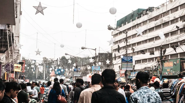 Nieuwe markt Kolkata 25 december 2018-menigte van anonieme mensen lopen op drukke stad straat in kerstseizoen. Nieuwe markt of Hogg markt drukste plaatsen in Kolkata voor eten, plezier en winkelcentra. — Stockfoto