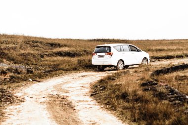 Araba kötü çakıl yolda keskin bir dönüş hareketi ile tepe dağ kadar bir ülkede sürüyor. Munnar, Kerala, Hindistan'da yağmur mevsiminde çamurlu ve kaygan tarafından Extreme Conditions. Pov Perspektif atış.