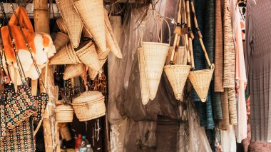 Meghalaya el sanatları, baston ve bambu ürünlerinden yapılan el sanatları. Bambu Çubuğu işi, Dışkılar, Sepetler, balıkçılık tuzakları, Meghalaya 'daki el işi ve el işi pazarında sergilenecek konteynırlar.