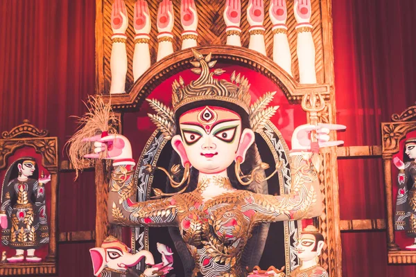 Potrait van godin Durga Idol in een beroemde Durga Puja-tempel in Zuid-Calcutta (pandal) op "Maha Ashtami" — Stockfoto