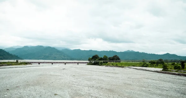 Hauptzufluss des Flusses Teesta, der durch einen dichten, unberührten Dschungel im Nordosten von Rangpo Chu bei der Rangpo-Siedlung kurz vor der Teesta-Brücke am Eingang zum östlichen Sikkim fließt. — Stockfoto