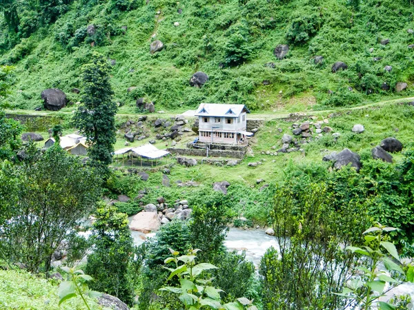 Atributário principal do rio Teesta, o rio Rangit que flui através de uma selva intocada densa no nordeste de Rangpo Chu no assentamento Rangpo pouco antes da ponte Teesta na entrada para Sikkim Oriental . — Fotografia de Stock