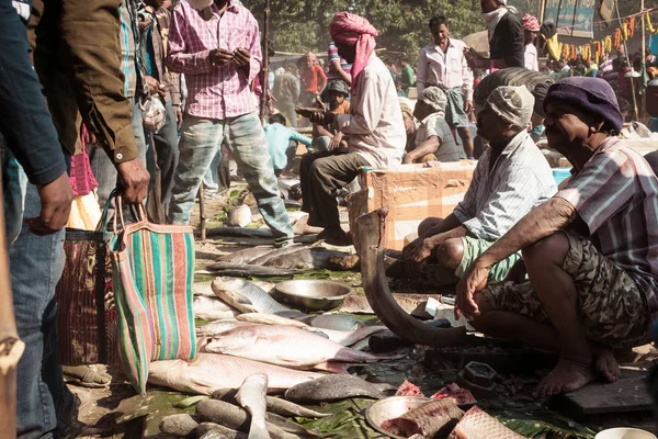 Malda West Bengal India maggio 2018 - Veduta del mercato del pesce nella strada di un villaggio . — Foto Stock