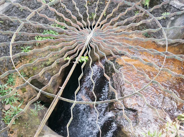 烈士井，贾利安瓦拉巴格大屠杀地点阿姆利则印度。在贾利安瓦拉巴格的房舍内，见证了残忍杀害无辜者，他们惊慌失措地跳进监狱自救. — 图库照片