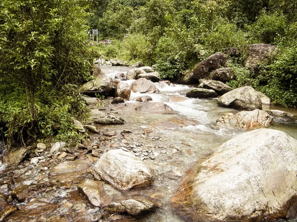 Main biflod till floden Teesta, den Rangit floden flyter genom en tät orörd djungel i nordöstra Rangpo Chu på Rangpo bosättning strax före Teesta Bridge vid ingången till East Sikkim. — Stockfoto