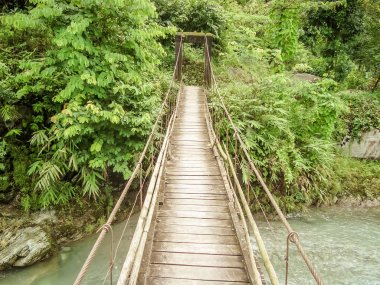 Jhalong Nehri üzerinde Suntalekhola (Samsing) köprü, Kalimpong, Hindistan - Doğa yürüyüşü, trekking, hafta sonu aktivite ve vahşi tatil için turist için popüler Neora Vadisi milli parkı yakınında bulunan.
