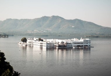 Pichola Gölü, Udaipur şehri, Hindistan 'ın Rajasthan eyaleti, Mayıs 2019, Picholi köyünden sonra isimlendirilen yapay tatlı su gölü. İki ada, Jag Niwa ve Jag Mandir Pichola Gölü 'nde yer almaktadır..