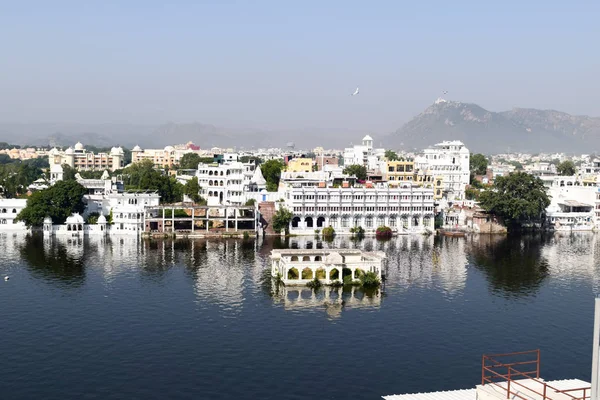 Lake Pichola, Udaipur city, Indian state of Rajasthan, mayo 2019 Lago artificial de agua dulce, llamado así por el pueblo Picholi. Dos islas, Jag Niwas y Jag Mandir se encuentran dentro del lago Pichola . —  Fotos de Stock