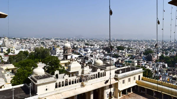 Udaipur, Rajasthan, Indien maj 2019-den vackra panoramautsikt landskapet Flygfoto av Udaipur City skyline. Massor av byggnader kan ses i fjärran. — Stockfoto