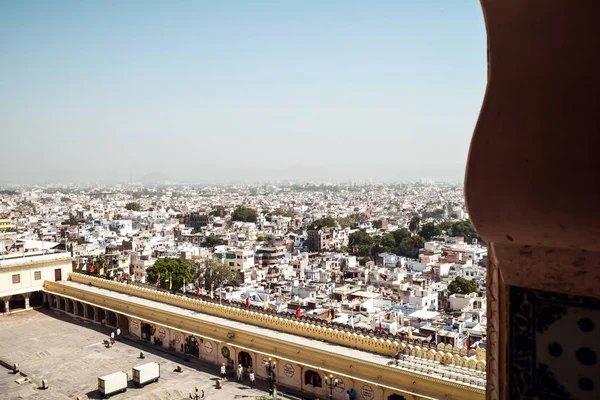 Udaipur, Rajasthan, India maggio 2019 - Il bellissimo paesaggio panoramico Veduta aerea dello skyline di Udaipur City. Un sacco di edifici possono essere visti in lontananza . — Foto Stock