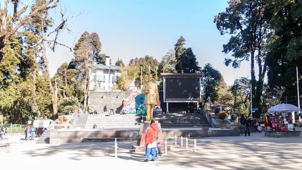 Chowrasta, Darjeeling, Bengala Occidental, India - Diciembre 2018: El hermoso centro comercial Darjeeling en una fría mañana de invierno. La estatua del poeta Bhanubhakta Acharya es visible . —  Fotos de Stock