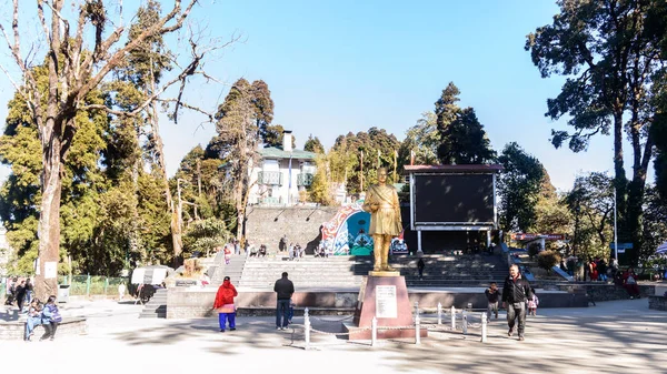 Chowrasta, Darjeeling, West Bengal, India-december 2018: de prachtige Darjeeling Mall in een koude heldere winter ochtend. Standbeeld van de dichter Bhanubhakta Acharya is zichtbaar. — Stockfoto