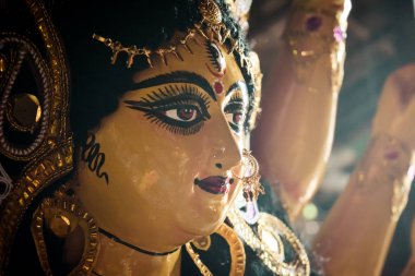 Tanrıça Maa Durga Idol'un yan görünümünü kapatın. Hinduizm'e göre güç ve gücün sembolü. Portre Kolkata Kumartuli ünlü bir çömlekçi stüdyosundan Durga Puja kutlamaları sırasında alınmıştır