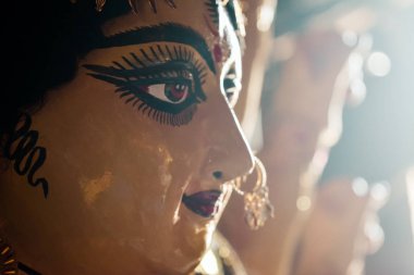 Tanrıça Maa Durga Idol'un yan görünümünü kapatın. Hinduizm'e göre güç ve gücün sembolü. Portre Kolkata Kumartuli ünlü bir çömlekçi stüdyosundan Durga Puja kutlamaları sırasında alınmıştır