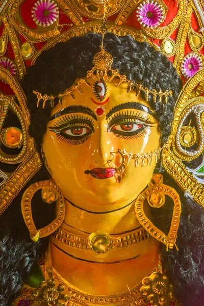 Een close-up gezicht van godin maa Durga Idol. Een symbool van kracht en macht als per Hindoeïsme. Dit portret werd genomen tijdens Durga Puja vieringen in een potter's Studio in Kumartuli in Kolkata. — Stockfoto