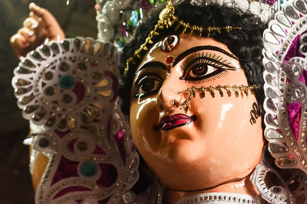 Κοντά στο είδωλο της θεάς μαμά Ντέργκα. Ένα σύμβολο δύναμης και δύναμης. Το πορτρέτο πάρθηκε κατά τη διάρκεια των εορτών Durga Puja από ένα διάσημο στούντιο αγγειοπλάστη στο Κουμαρτούι, Καλκούτα, Καλκούτα, Δυτική Βεγγάλη, Ινδία — Φωτογραφία Αρχείου